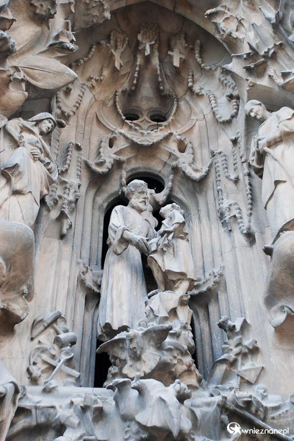 Barcelona. Rzeźba na fasadzie Sagrada Familia. - foto: wnieznane.pl Barcelona. Rzeźba na fasadzie Sagrada Familia. - foto: wnieznane.pl