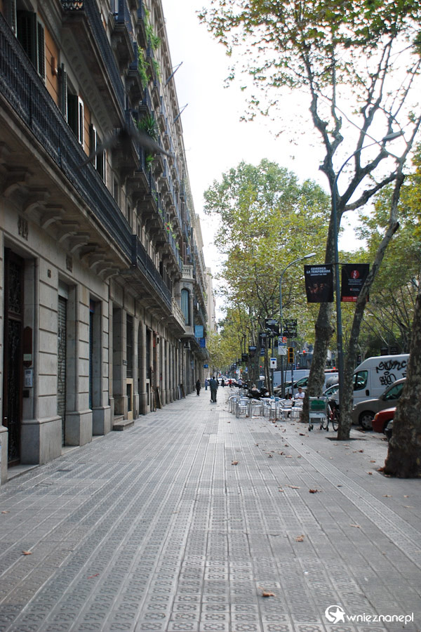 Barcelona. Na jednej z ulic... - foto: wnieznane.pl Barcelona. Na jednej z ulic... - foto: wnieznane.pl
