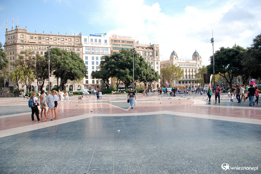 Barcelona. Plaça de Catalunya - jeden z głównych węzłów komunikacyjnych w mieście. - foto: wnieznane.pl Barcelona. Plaça de Catalunya - jeden z głównych węzłów komunikacyjnych w mieście. - foto: wnieznane.pl