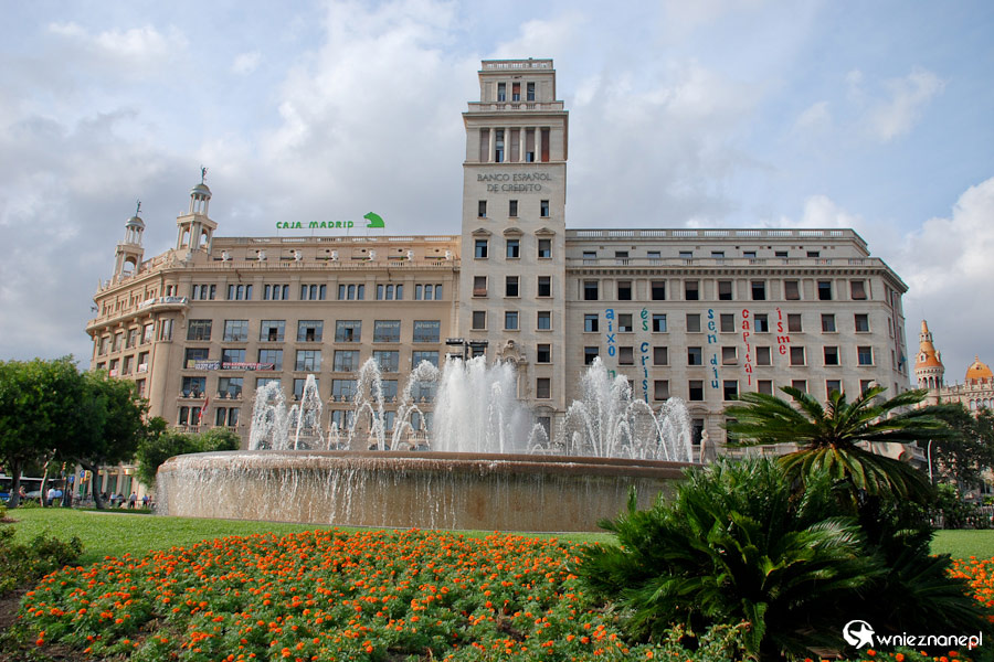Barcelona. Przy placu Katalonii znajdują się siedziby międzynarodowych firm. - foto: wnieznane.pl Barcelona. Przy placu Katalonii znajdują się siedziby międzynarodowych firm. - foto: wnieznane.pl