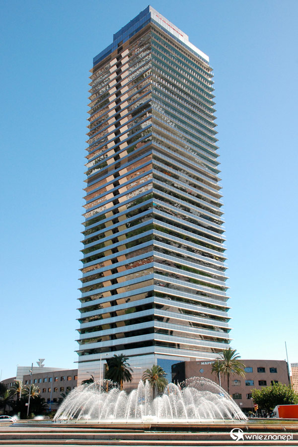Barcelona. Barceloneta. Wieżowiec Mapfre w pobliżu miejskiej plaży ma ponad 150 metrów wysokości. - foto: wnieznane.pl Barcelona. Barceloneta. Wieżowiec Mapfre w pobliżu miejskiej plaży ma ponad 150 metrów wysokości. - foto: wnieznane.pl
