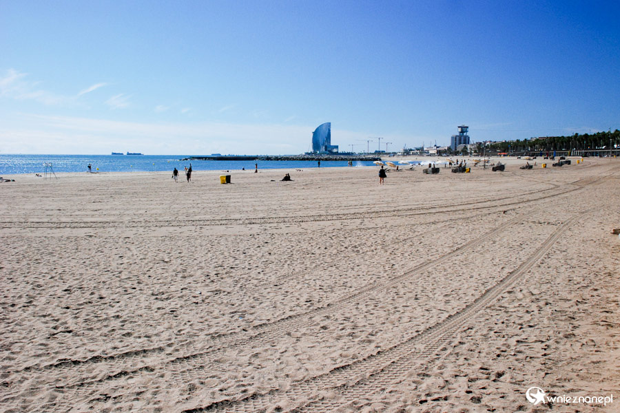 Barcelona. Szeroka plaża Barceloneta jest chętnie odwiedzana przez turystów w trakcie sezonu. - foto: wnieznane.pl Barcelona. Szeroka plaża Barceloneta jest chętnie odwiedzana przez turystów w trakcie sezonu. - foto: wnieznane.pl