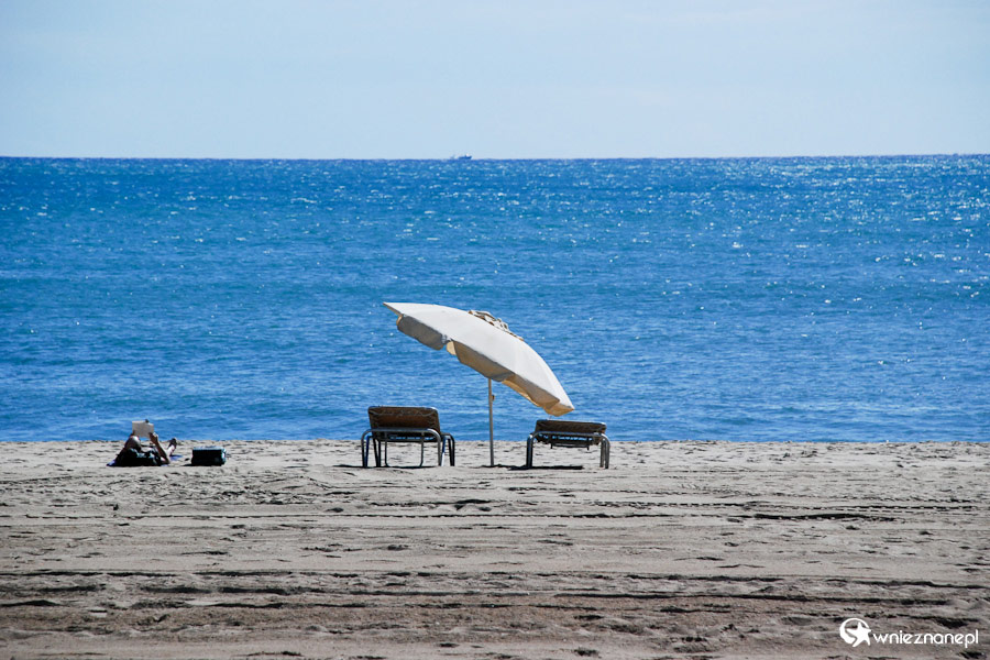 Barcelona. Bezchmurne niebo, błękitna woda, piasek... na miejskiej plaży. - foto: wnieznane.pl Barcelona. Bezchmurne niebo, błękitna woda, piasek... na miejskiej plaży. - foto: wnieznane.pl
