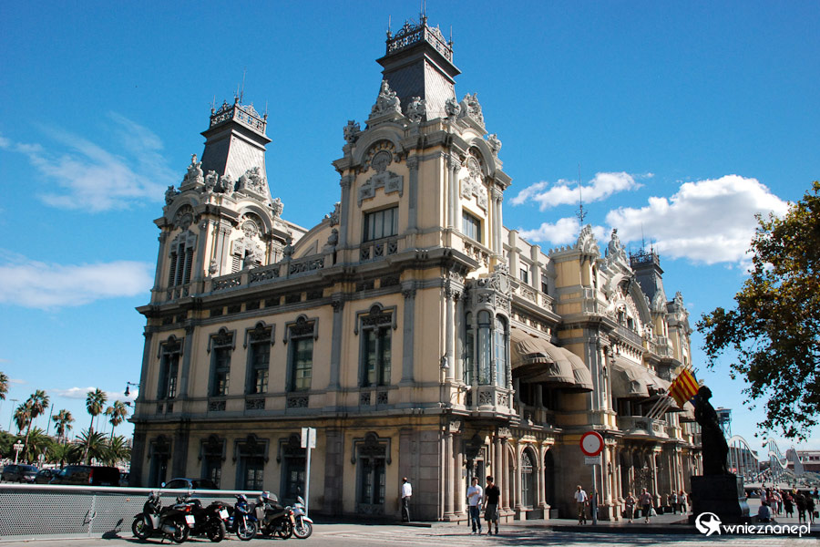 Barcelona. Portowy budynek przy krańcu La Rambli. - foto: wnieznane.pl Barcelona. Portowy budynek przy krańcu La Rambli. - foto: wnieznane.pl