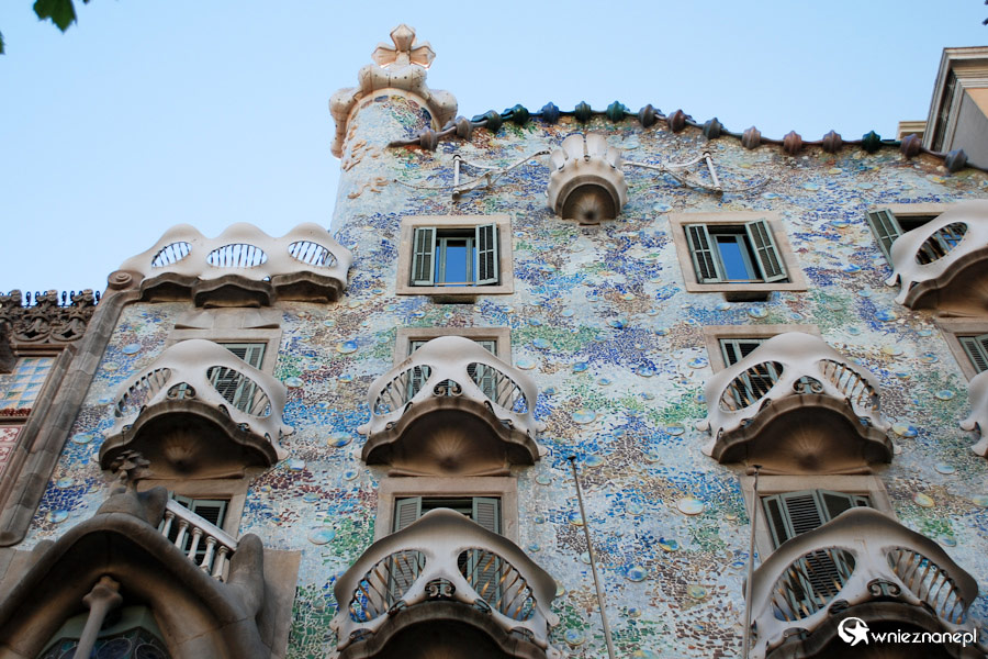 Barcelona. Falujące balkony oraz mozaika na ścianie to znak rozpoznawczy Gaudiego i jego Casa Battló. - foto: wnieznane.pl Barcelona. Falujące balkony oraz mozaika na ścianie to znak rozpoznawczy Gaudiego i jego Casa Battló. - foto: wnieznane.pl