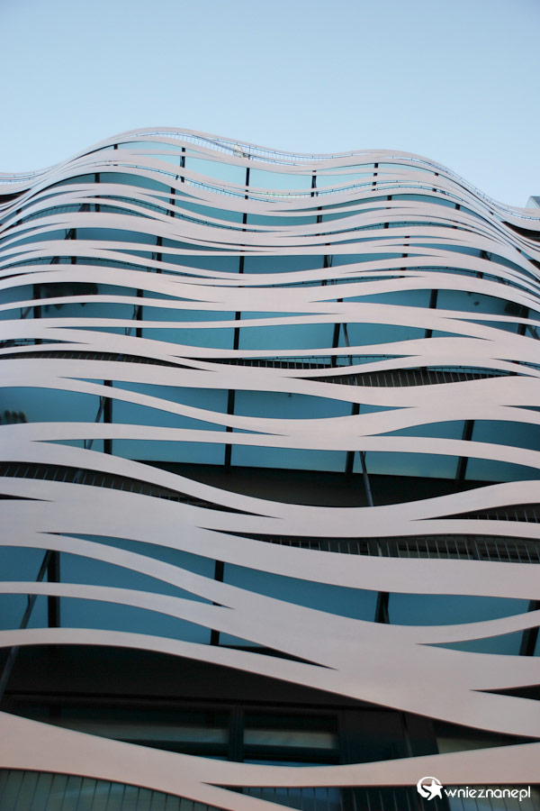 Barcelona. Ciekawa fasada budynku przy Passeig de Gracia 83. - foto: wnieznane.pl Barcelona. Ciekawa fasada budynku przy Passeig de Gracia 83. - foto: wnieznane.pl