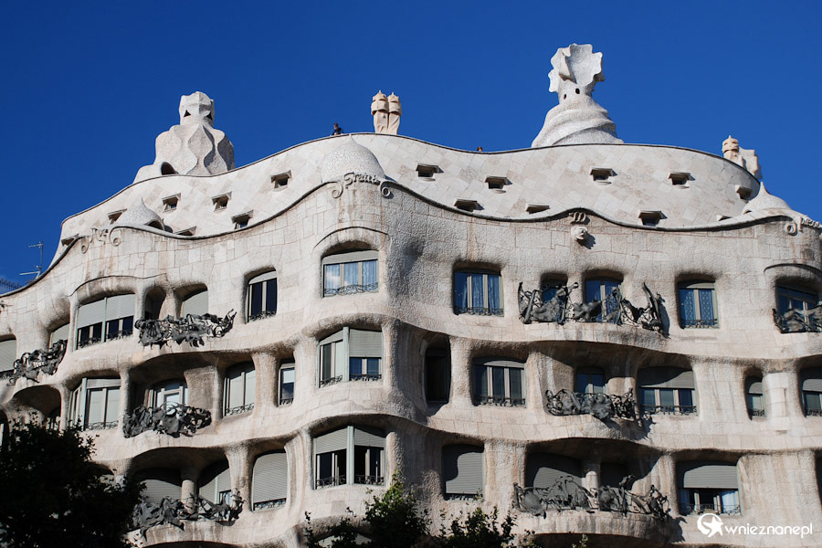 Barcelona. Majestatyczna Casa Milà zwana La Pedrera. Dzieło Gaudiego. - foto: wnieznane.pl Barcelona. Majestatyczna Casa Milà zwana La Pedrera. Dzieło Gaudiego. - foto: wnieznane.pl