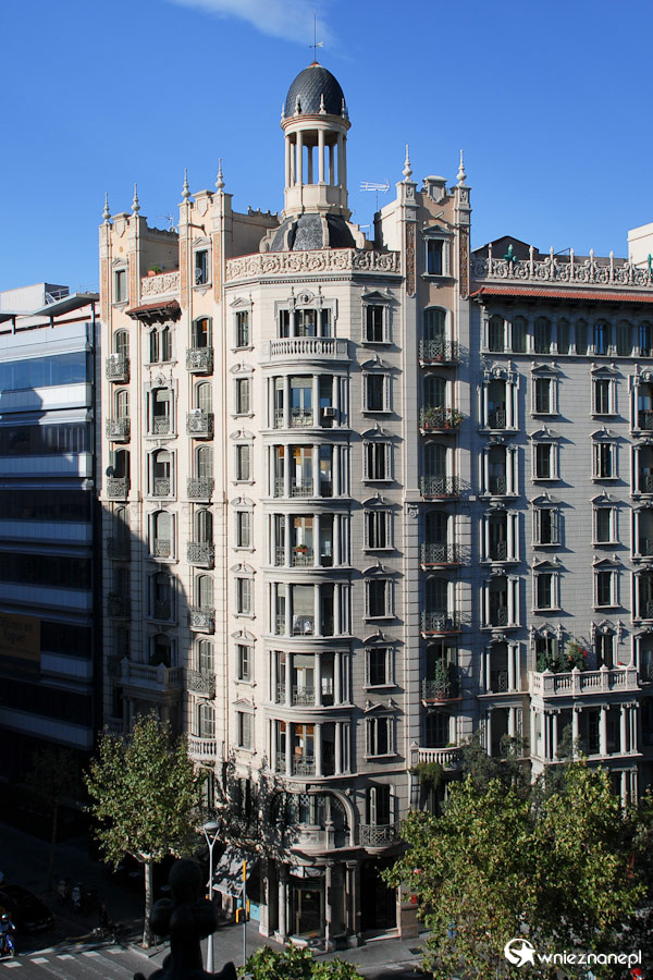 Barcelona. Interesująca architektura jednego z budynków. - foto: wnieznane.pl Barcelona. Interesująca architektura jednego z budynków. - foto: wnieznane.pl