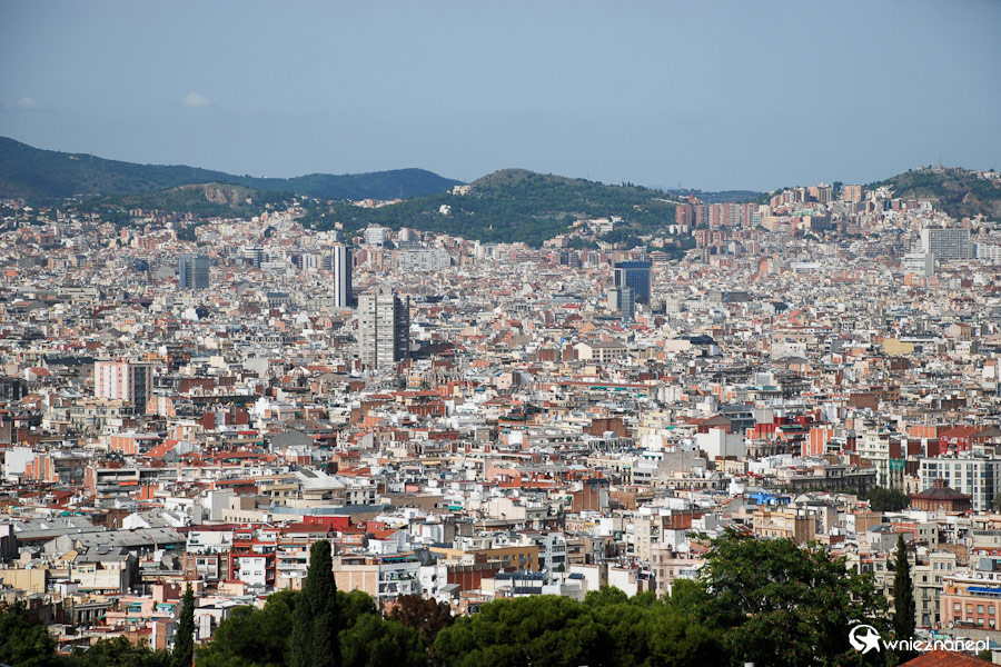 Barcelona. Widok na miasto z wysokości wzgórza Montjuic. - foto: wnieznane.pl Barcelona. Widok na miasto z wysokości wzgórza Montjuic. - foto: wnieznane.pl