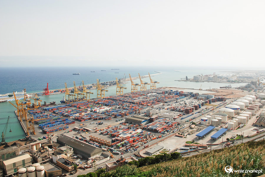 Barcelona. Przemysłowe oblicze miejskiego portu widziane ze wzgórza Montjuic. - foto: wnieznane.pl Barcelona. Przemysłowe oblicze miejskiego portu widziane ze wzgórza Montjuic. - foto: wnieznane.pl