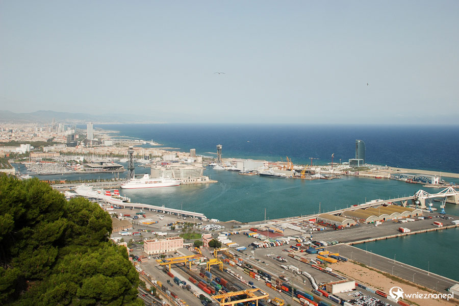 Barcelona. Widok na nadmorską część miasta ze wzgórza Montjuic. - foto: wnieznane.pl Barcelona. Widok na nadmorską część miasta ze wzgórza Montjuic. - foto: wnieznane.pl