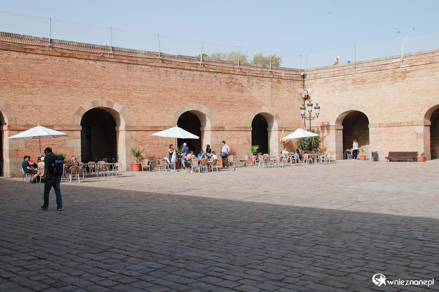 Barcelona. Dziś na terenie zamku na wzgórzu Montjuic możemy napić się kawy. - foto: wnieznane.pl Barcelona. Dziś na terenie zamku na wzgórzu Montjuic możemy napić się kawy. - foto: wnieznane.pl