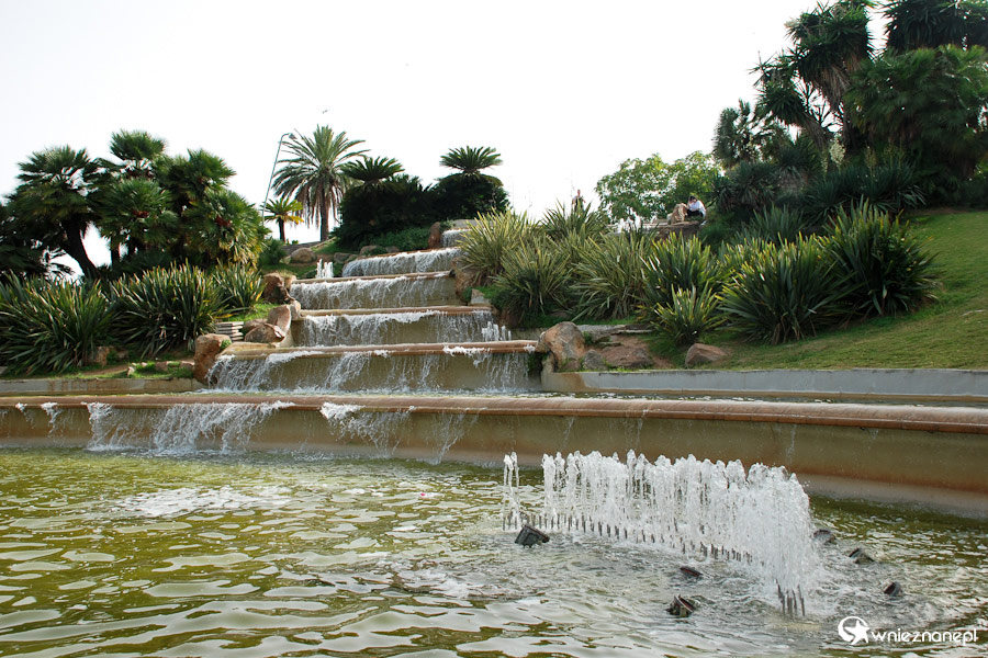 Barcelona. Wejście na wzgórze Montjuic urozmaicają wodne kaskady oraz ogrom zieleni. - foto: wnieznane.pl Barcelona. Wejście na wzgórze Montjuic urozmaicają wodne kaskady oraz ogrom zieleni. - foto: wnieznane.pl