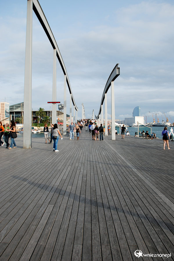 Barcelona. Naturalnym przedłużeniem typowej Rambli jest... portowa Rambla de Mar. - foto: wnieznane.pl Barcelona. Naturalnym przedłużeniem typowej Rambli jest... portowa Rambla de Mar. - foto: wnieznane.pl