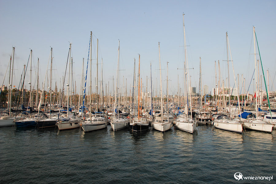 Barcelona. Niezliczone ilości zacumowanych łódek w miejskim porcie przy Rambla de Mar. - foto: wnieznane.pl Barcelona. Niezliczone ilości zacumowanych łódek w miejskim porcie przy Rambla de Mar. - foto: wnieznane.pl