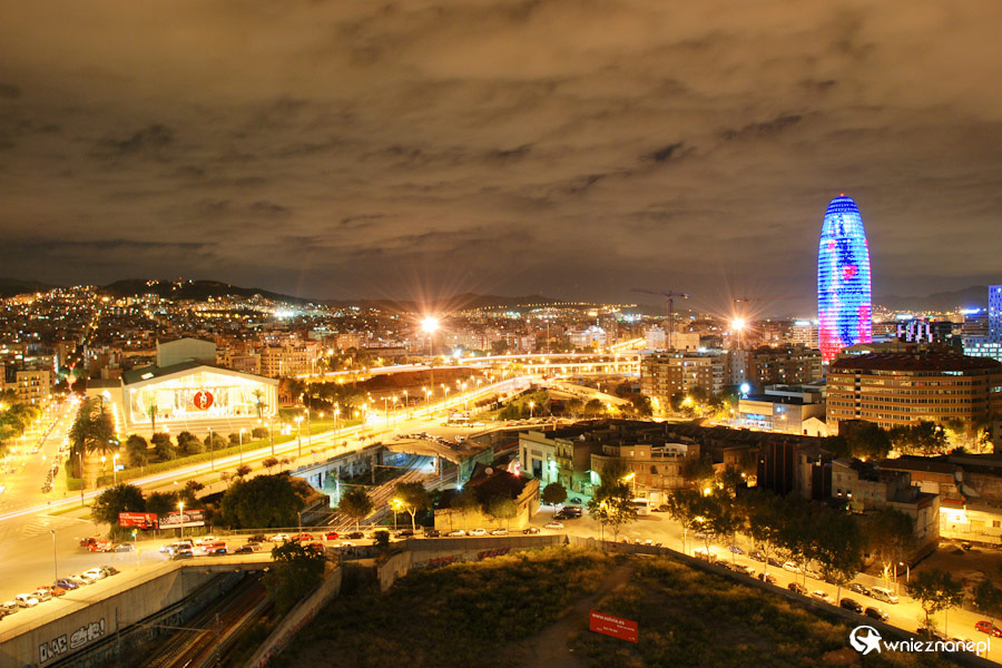 Barcelona. Nocne oblicze miasta i jego charakterystyczny akcent - kolorowa po zmroku Torre Agbar. - foto: wnieznane.pl Barcelona. Nocne oblicze miasta i jego charakterystyczny akcent - kolorowa po zmroku Torre Agbar. - foto: wnieznane.pl