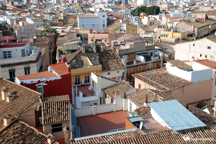 Walencja. Dachówki kamienic widziane z wież Serrano. - foto: wnieznane.pl Walencja. Dachówki kamienic widziane z wież Serrano. - foto: wnieznane.pl