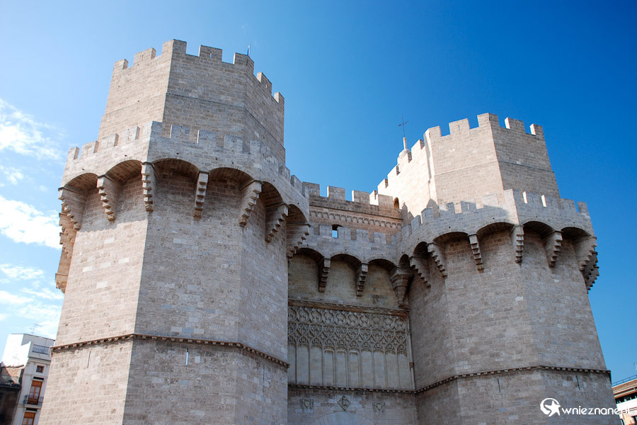 Walencja. Wieże Serrano w całej okazałości. - foto: wnieznane.pl Walencja. Wieże Serrano w całej okazałości. - foto: wnieznane.pl