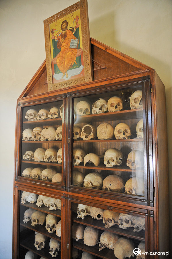 Wyspa Kreta. Kostnica przy monastyrze Moni Arkadiu. - foto: wnieznane.pl Wyspa Kreta. Kostnica przy monastyrze Moni Arkadiu. - foto: wnieznane.pl