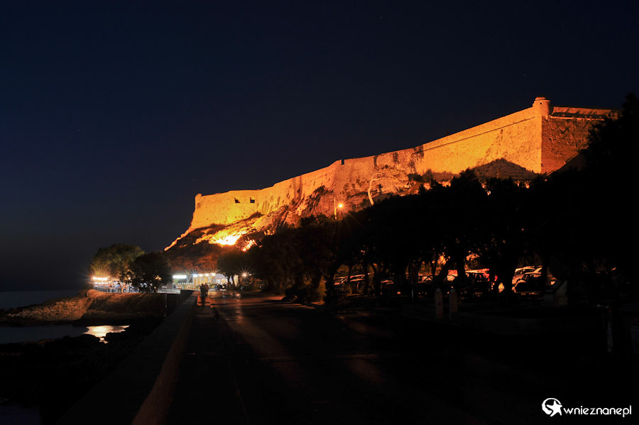Wyspa Kreta. Rethymnon nocą. Oświetlona Fortezza. - foto: wnieznane.pl Wyspa Kreta. Rethymnon nocą. Oświetlona Fortezza. - foto: wnieznane.pl