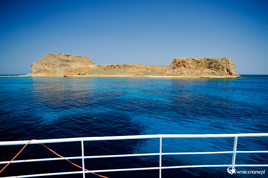 Wyspa Kreta. Nasz statek dopływa do Gramvousy. - foto: wnieznane.pl Wyspa Kreta. Nasz statek dopływa do Gramvousy. - foto: wnieznane.pl