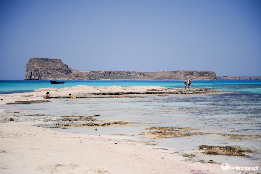 Wyspa Kreta. Piękna przejrzysta woda w lagunie Balos. - foto: wnieznane.pl Wyspa Kreta. Piękna przejrzysta woda w lagunie Balos. - foto: wnieznane.pl