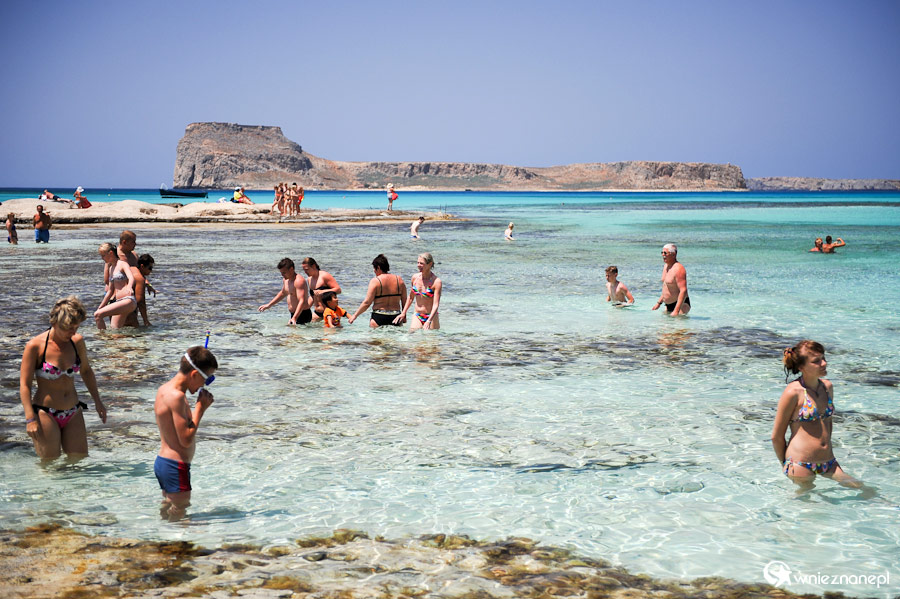 Wyspa Kreta. Piękna przejrzysta woda w lagunie Balos. - foto: wnieznane.pl Wyspa Kreta. Piękna przejrzysta woda w lagunie Balos. - foto: wnieznane.pl