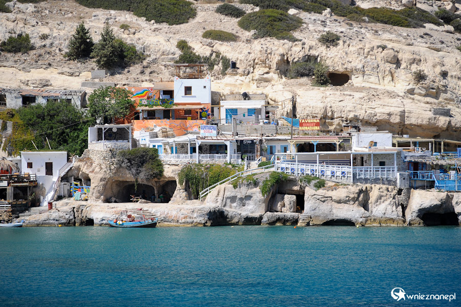 Wyspa Kreta. Widok na tawerny w Matali. - foto: wnieznane.pl Wyspa Kreta. Widok na tawerny w Matali. - foto: wnieznane.pl