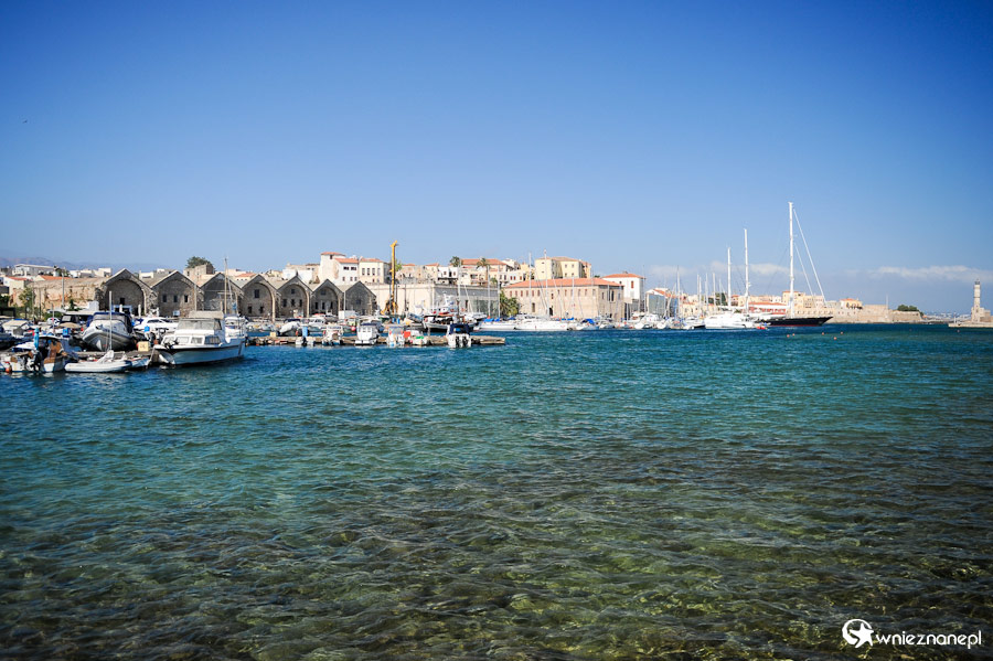 Wyspa Kreta. Widok na weneckie arsenały i port w Chanii. - foto: wnieznane.pl Wyspa Kreta. Widok na weneckie arsenały i port w Chanii. - foto: wnieznane.pl