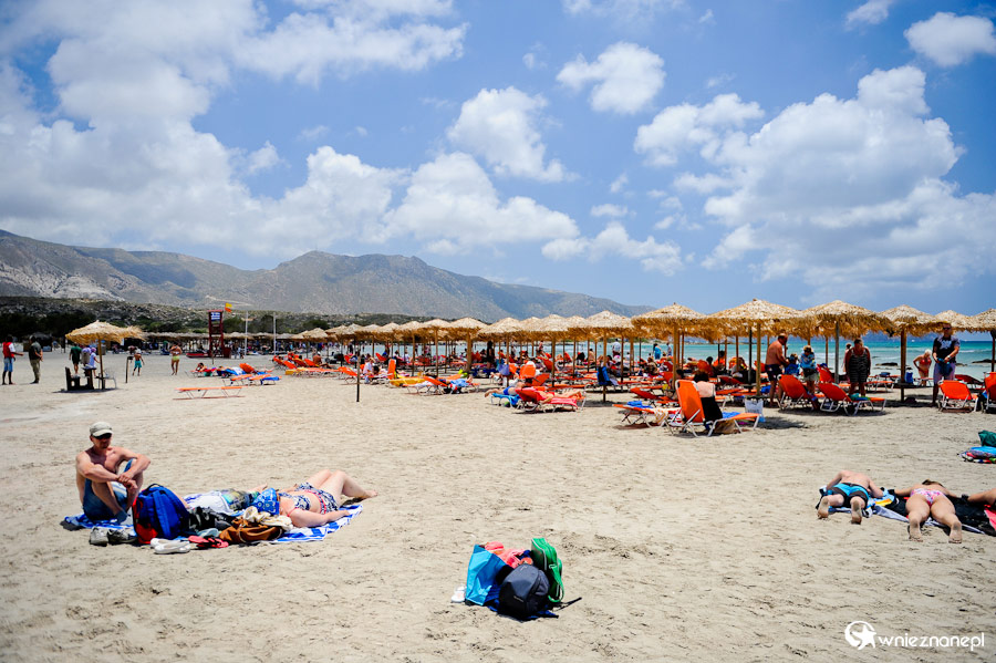 Wyspa Kreta. Leżaki i parasole na plaży Elafonisi. - foto: wnieznane.pl Wyspa Kreta. Leżaki i parasole na plaży Elafonisi. - foto: wnieznane.pl