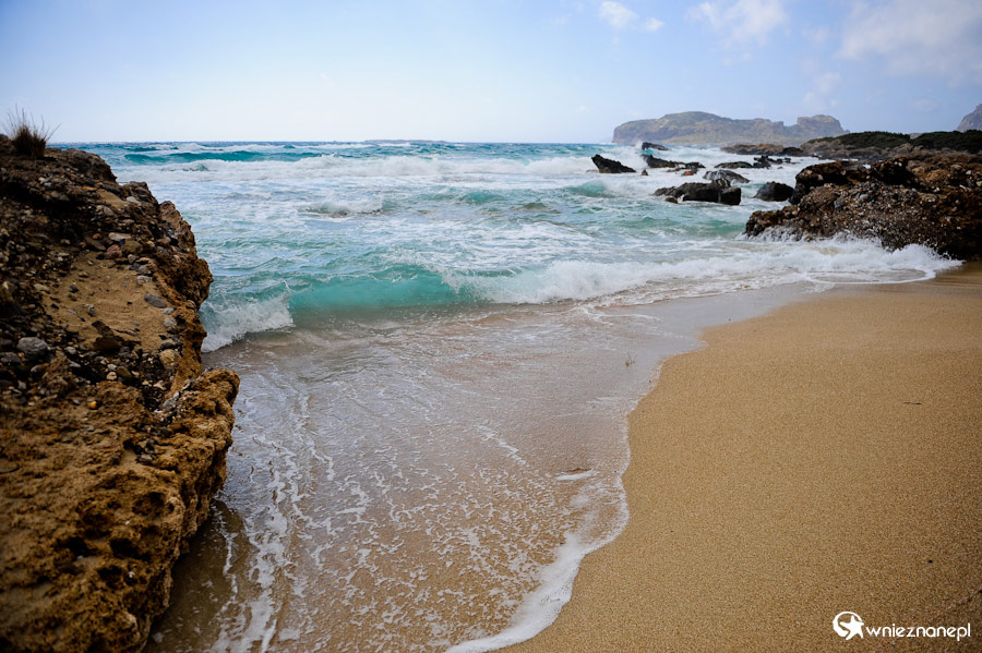 Wyspa Kreta. Fale rozbijające się na skałach na plaży Falasarna. Wyspa Kreta. - foto: wnieznane.pl Wyspa Kreta. Fale rozbijające się na skałach na plaży Falasarna. Wyspa Kreta. - foto: wnieznane.pl