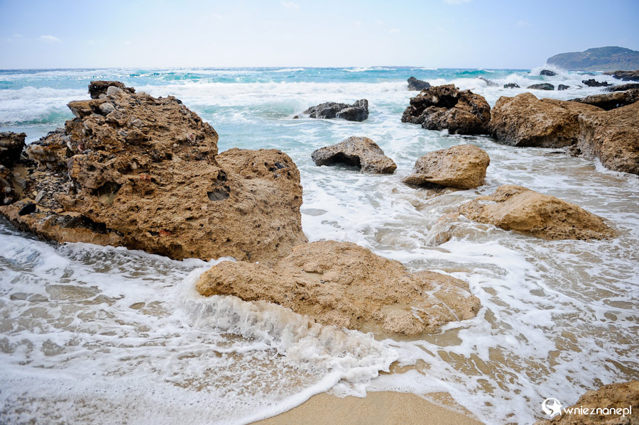 Wyspa Kreta. Skały na plaży Falasarna. - foto: wnieznane.pl Wyspa Kreta. Skały na plaży Falasarna. - foto: wnieznane.pl