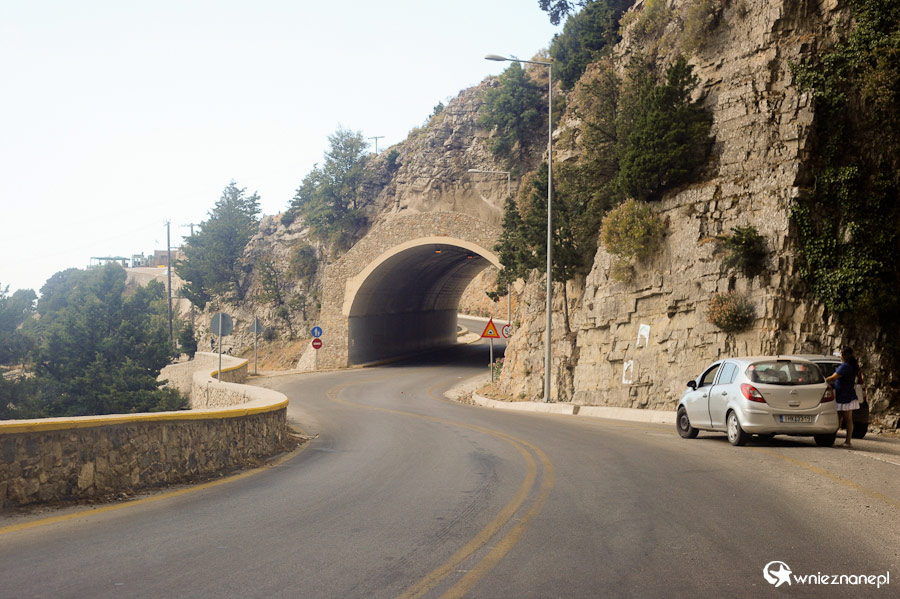 Wyspa Kreta. Tunel, którym przebiega droga do Chora Sfakion. - foto: wnieznane.pl Wyspa Kreta. Tunel, którym przebiega droga do Chora Sfakion. - foto: wnieznane.pl
