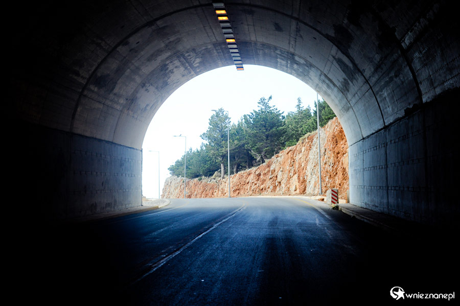 Wyspa Kreta. Tunel, którym przebiega droga do Chora Sfakion. - foto: wnieznane.pl Wyspa Kreta. Tunel, którym przebiega droga do Chora Sfakion. - foto: wnieznane.pl