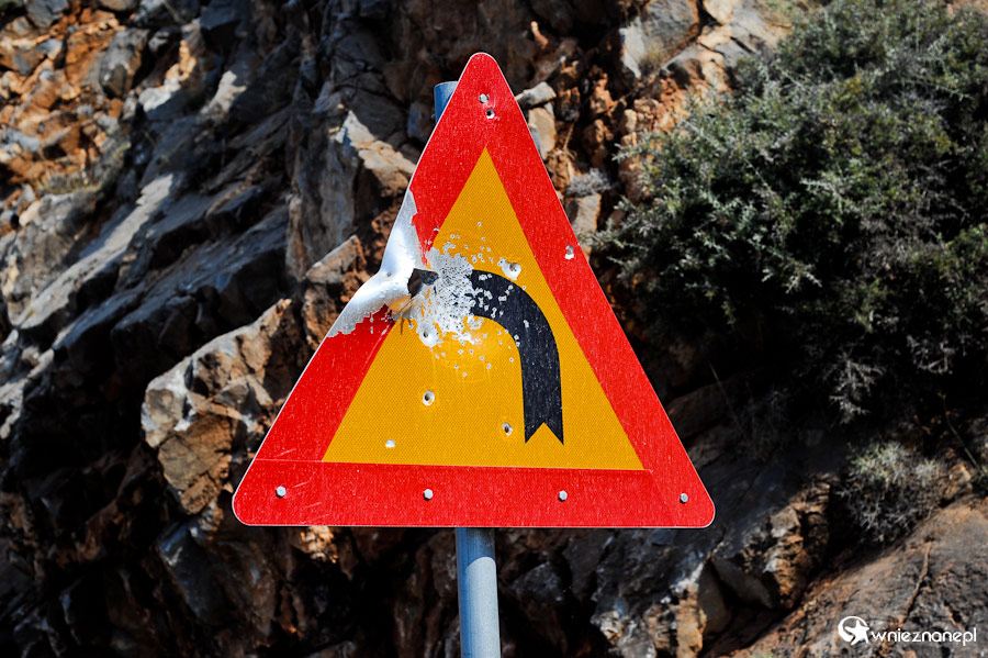 Wyspa Kreta. Podziurawiony kulami znak przy górskiej serpentynie łączącej Chora Sfakion z Aradeną. - foto: wnieznane.pl Wyspa Kreta. Podziurawiony kulami znak przy górskiej serpentynie łączącej Chora Sfakion z Aradeną. - foto: wnieznane.pl