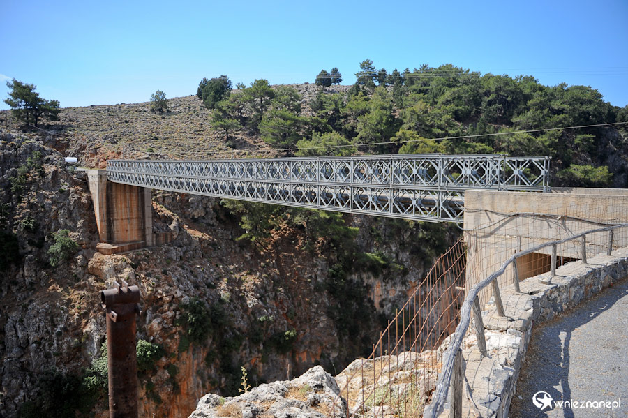 Wyspa Kreta. Wąski drewniany most nad wąwozem Aradena. - foto: wnieznane.pl Wyspa Kreta. Wąski drewniany most nad wąwozem Aradena. - foto: wnieznane.pl