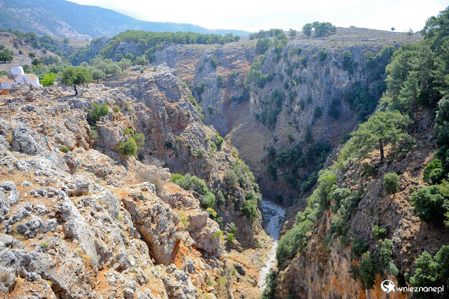 Wyspa Kreta. Wąwóz Aradena widziany z drewnianego mostu. - foto: wnieznane.pl Wyspa Kreta. Wąwóz Aradena widziany z drewnianego mostu. - foto: wnieznane.pl
