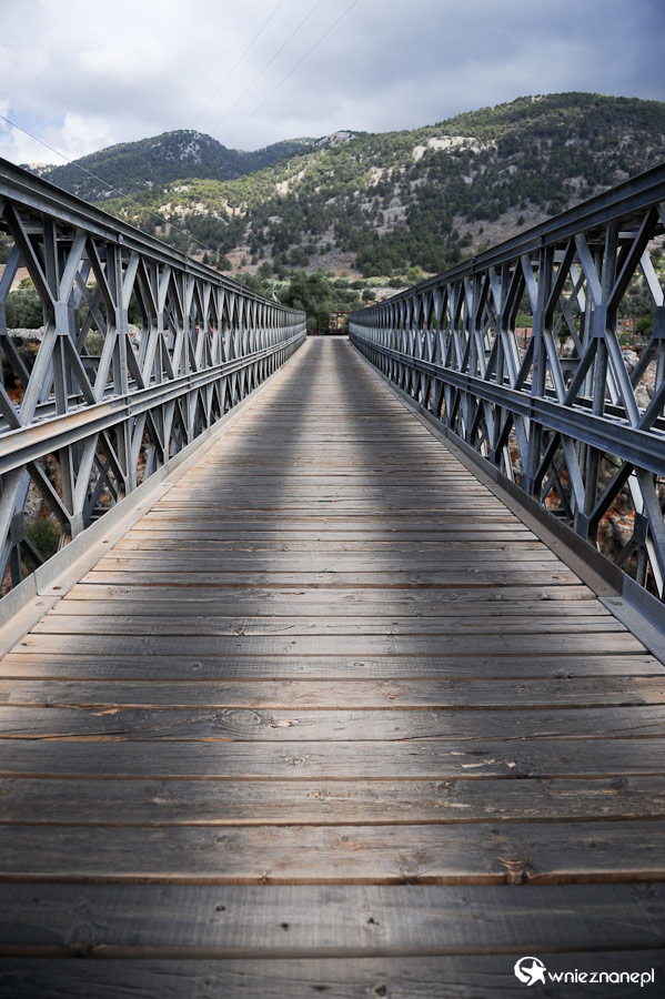 Wyspa Kreta. Wąski drewniany most w Aradenie. - foto: wnieznane.pl Wyspa Kreta. Wąski drewniany most w Aradenie. - foto: wnieznane.pl