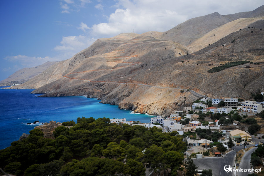 Wyspa Kreta. Widok na Chora Sfakion i drogę prowadzącą do Aradeny. - foto: wnieznane.pl Wyspa Kreta. Widok na Chora Sfakion i drogę prowadzącą do Aradeny. - foto: wnieznane.pl