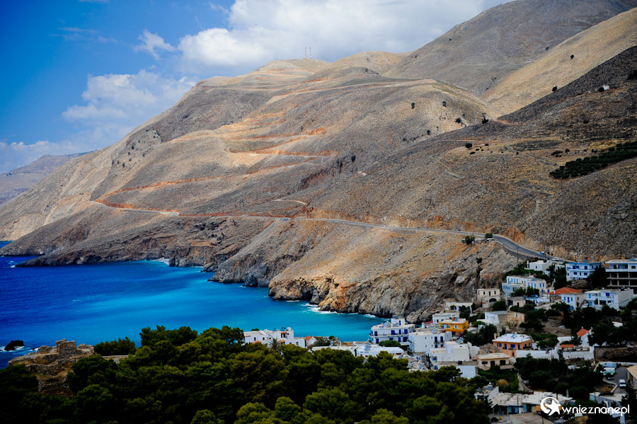 Wyspa Kreta. Widok na Chora Sfakion i serpentynę prowadzącą do Aradeny. - foto: wnieznane.pl Wyspa Kreta. Widok na Chora Sfakion i serpentynę prowadzącą do Aradeny. - foto: wnieznane.pl