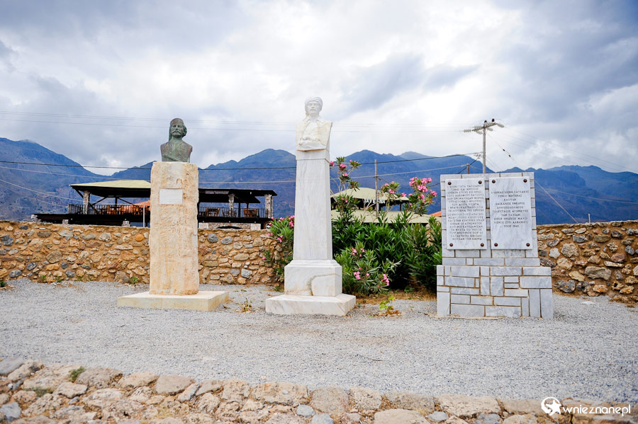 Wyspa Kreta. Pomniki przy ruinach twierdzy Frangokastello. - foto: wnieznane.pl Wyspa Kreta. Pomniki przy ruinach twierdzy Frangokastello. - foto: wnieznane.pl