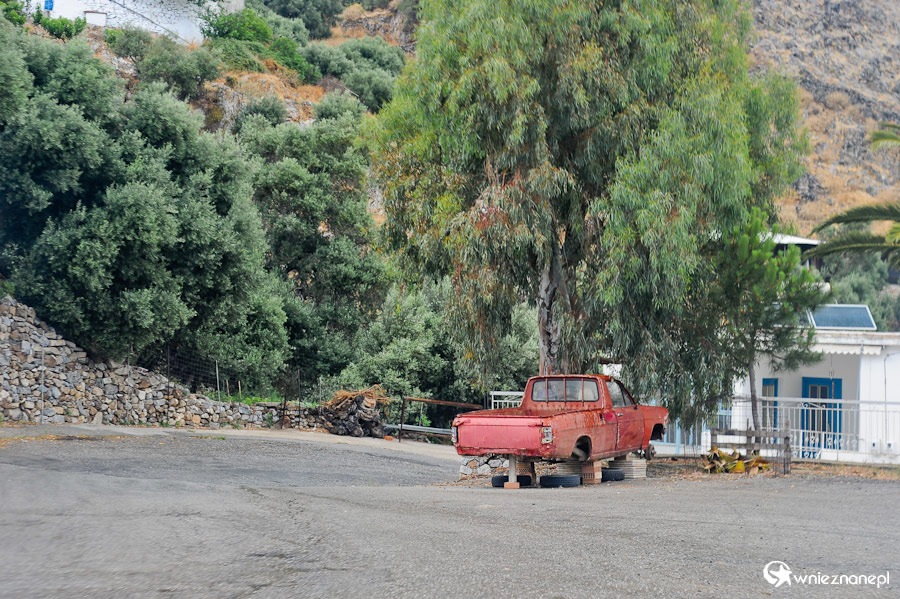 Wyspa Kreta. Porzucony samochód. - foto: wnieznane.pl Wyspa Kreta. Porzucony samochód. - foto: wnieznane.pl
