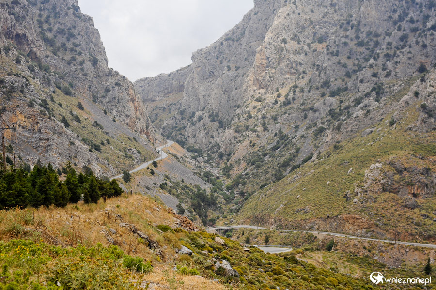Wyspa Kreta. Droga poprowadzona zboczem góry. - foto: wnieznane.pl Wyspa Kreta. Droga poprowadzona zboczem góry. - foto: wnieznane.pl