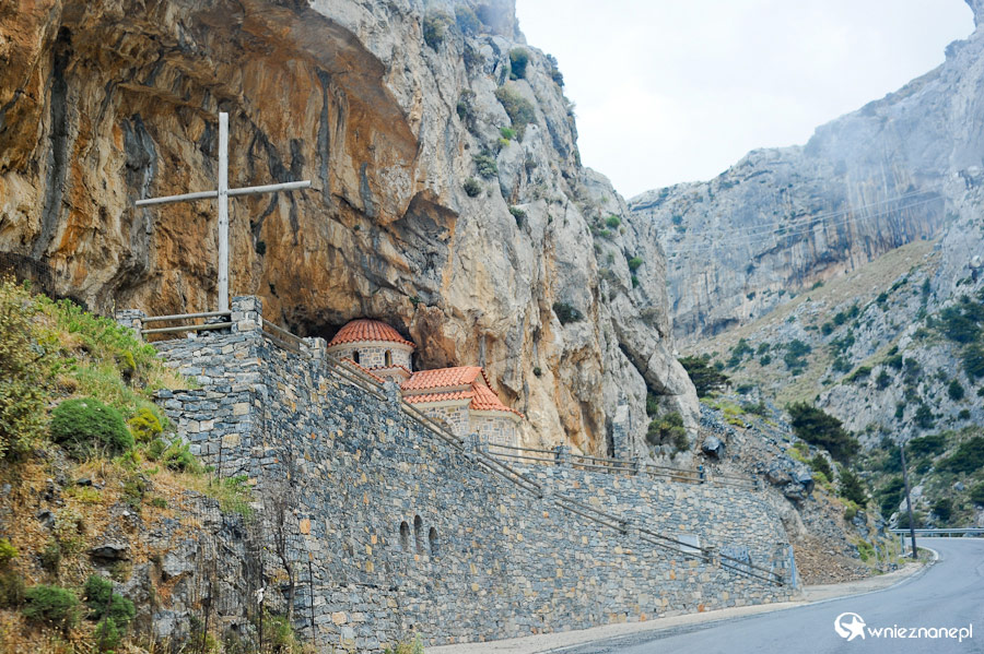Wyspa Kreta. Kościół pod skałą na południu wyspy - Agios Nikolaos w wąwozie Kotsifou. - foto: wnieznane.pl Wyspa Kreta. Kościół pod skałą na południu wyspy - Agios Nikolaos w wąwozie Kotsifou. - foto: wnieznane.pl
