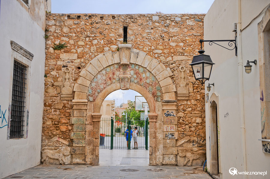 Wyspa Kreta. Porta Guora (Megali Porta) - zabytkowa brama w Rethymnonie. - foto: wnieznane.pl Wyspa Kreta. Porta Guora (Megali Porta) - zabytkowa brama w Rethymnonie. - foto: wnieznane.pl