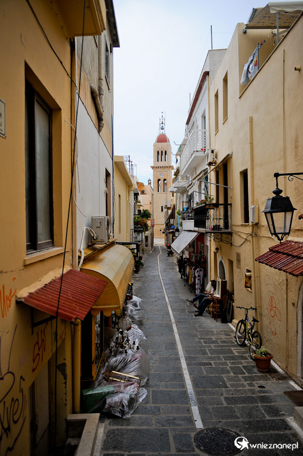 Wyspa Kreta. Wąska uliczka w Rethymnonie. - foto: wnieznane.pl Wyspa Kreta. Wąska uliczka w Rethymnonie. - foto: wnieznane.pl