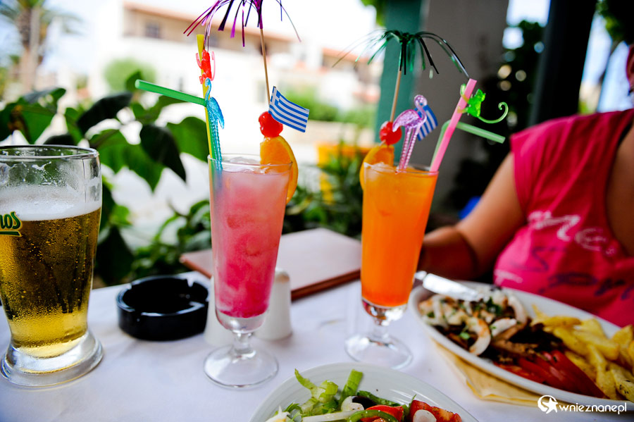 Wyspa Kreta. Kolorowe drinki w tawernie w Adelianos Kampos. - foto: wnieznane.pl Wyspa Kreta. Kolorowe drinki w tawernie w Adelianos Kampos. - foto: wnieznane.pl