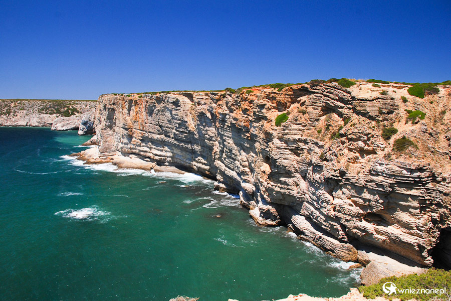Portugalia. Algarve. Pięknie uformowane skały tworzą okazałe klify przy Cabo de Sao Vicente. - foto: wnieznane.pl Portugalia. Algarve. Pięknie uformowane skały tworzą okazałe klify przy Cabo de Sao Vicente. - foto: wnieznane.pl
