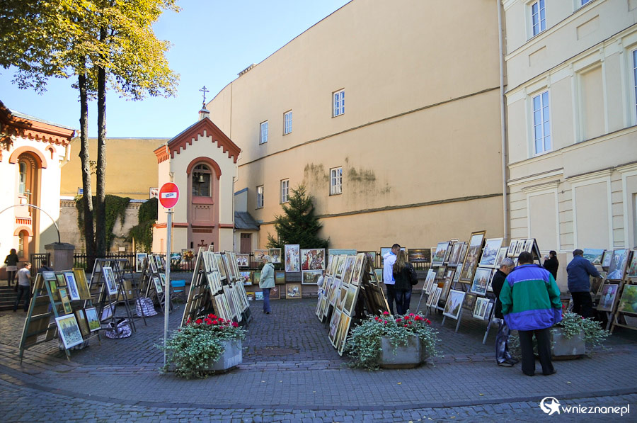 Wilno. Sprzedawcy obrazów na Starym Mieście. - foto: wnieznane.pl Wilno. Sprzedawcy obrazów na Starym Mieście. - foto: wnieznane.pl