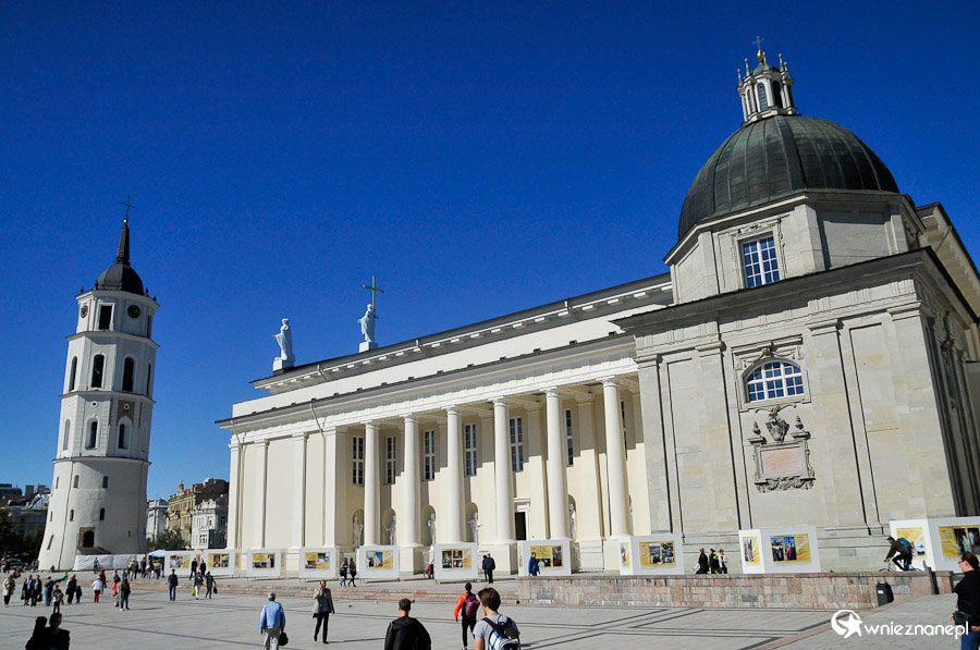 Wilno. Biała wieża, Archikatedra Bazylika i z prawej Zamek wielkich Książąt Litewskich. - foto: wnieznane.pl Wilno. Biała wieża, Archikatedra Bazylika i z prawej Zamek wielkich Książąt Litewskich. - foto: wnieznane.pl